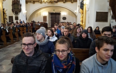 Młodzież z dwóch łowickich szkół średnich uczestniczyła w rekolekcjach w katedrze