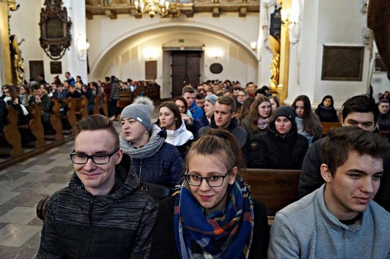 Młodzież z dwóch łowickich szkół średnich uczestniczyła w rekolekcjach w katedrze