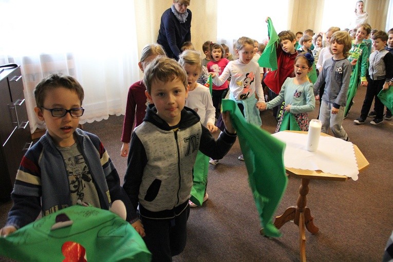 Lekcja o Niedzieli Palmowej w przedszkolu u józefitek