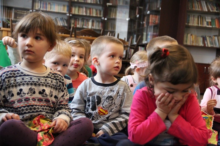Lekcja o Niedzieli Palmowej w przedszkolu u józefitek