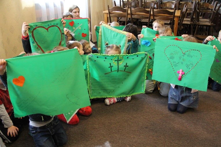 Lekcja o Niedzieli Palmowej w przedszkolu u józefitek