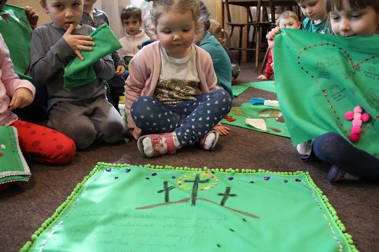 Lekcja o Niedzieli Palmowej w przedszkolu u józefitek