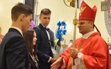 Młodzi dziękują biskupowi Leszkiewiczowi za bierzmowanie