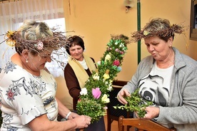 Oprócz palm kobiety plotły również wianki na głowę.