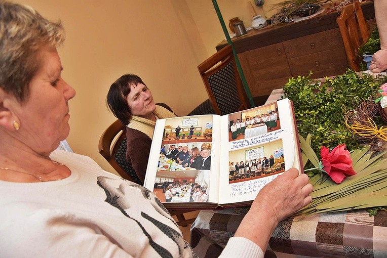 Palmy, wianki i ozdoby świąteczne.