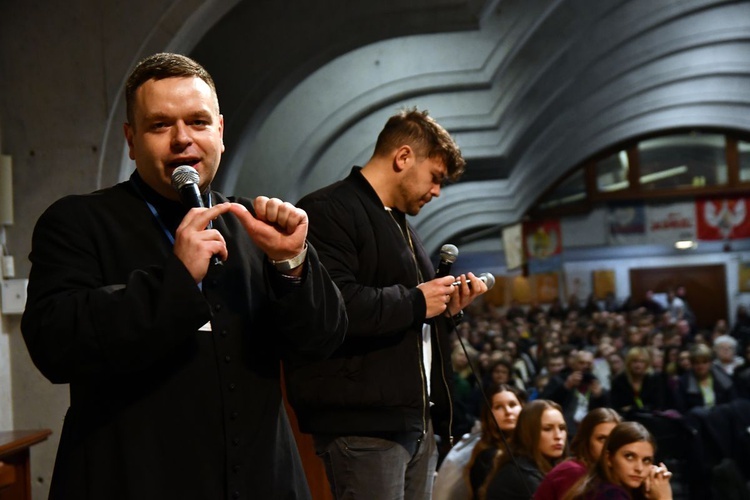 Pielgrzymka maturzystów - aula i bazylika