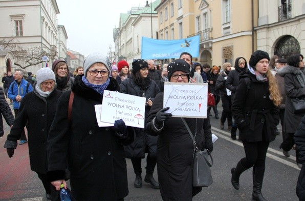 Feministki przed kurią i koronka w intencji życia