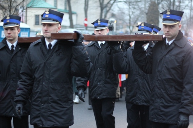 Ludzie pracy nieśli krzyż