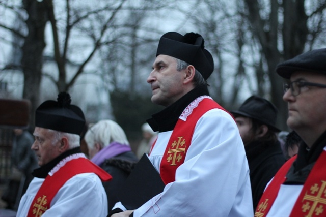 Ludzie pracy nieśli krzyż