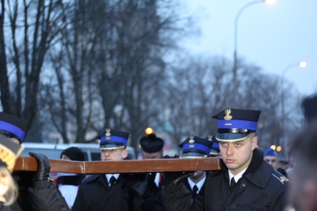 Ludzie pracy nieśli krzyż