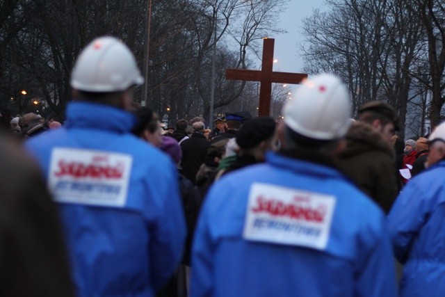 Ludzie pracy nieśli krzyż