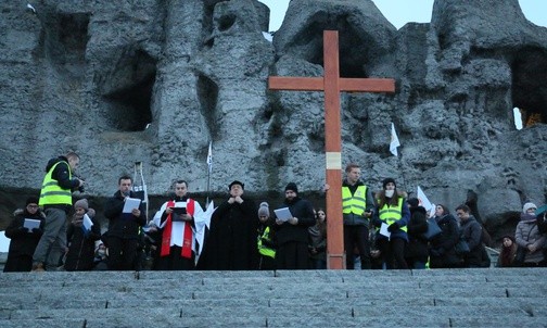 Nabożeństwo rozpoczęło się pod pomnikiem Walki i Męczeństwa