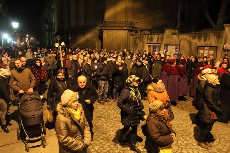 Droga Krzyżowa z relikwiami Krzyża