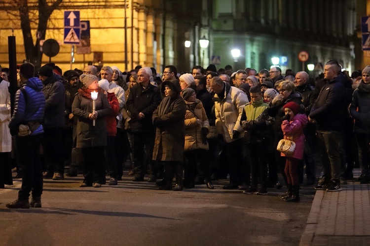 Droga Krzyżowa z relikwiami Krzyża