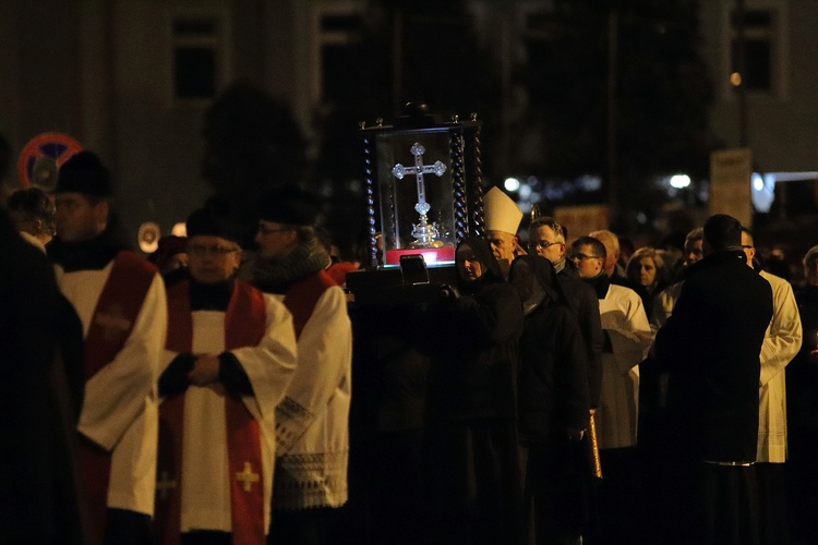 Droga Krzyżowa z relikwiami Krzyża