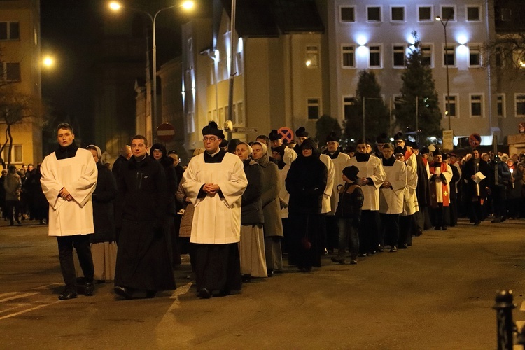 Droga Krzyżowa z relikwiami Krzyża