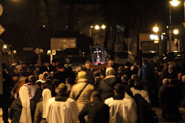 Droga Krzyżowa z relikwiami Krzyża