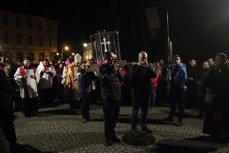 Droga Krzyżowa z relikwiami Krzyża