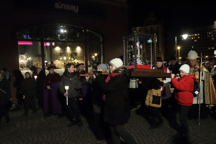 Droga Krzyżowa z relikwiami Krzyża