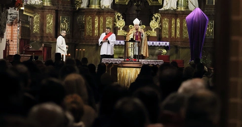 Droga Krzyżowa z relikwiami Krzyża