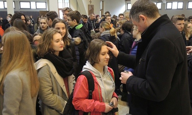 Namaszczenie olejkiem radości na koniec spotkania