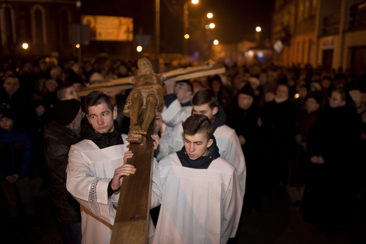 Ministranci przy krzyżu