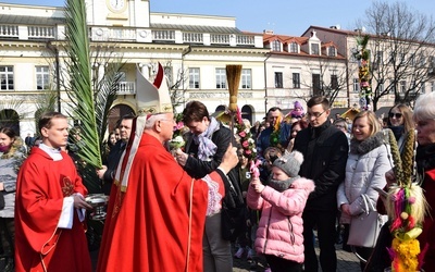 Bp Andrzej F. Dziuba święci palmy