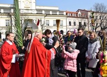 Bp Andrzej F. Dziuba święci palmy