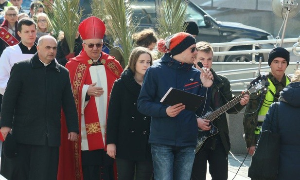 Z KUL do katedry ruszyła procesja z palmami z udziałem młodych