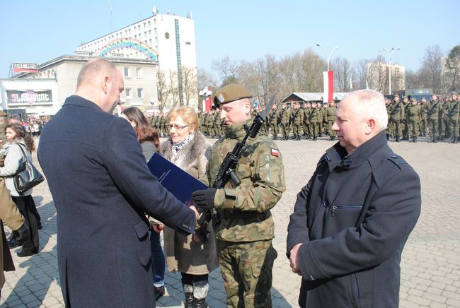 Przysięga żołnierzy obrony terytorialnej w Stalowej Woli