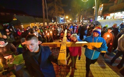 Wielki krzyż na Krupówkach 