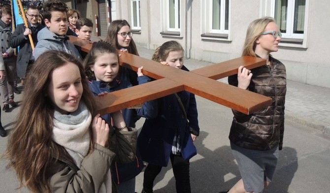 Młodziez poniosła do katedry diecezjalny krzyż ŚDM