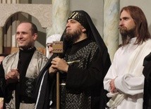 Trzej duszpasterze w Beskidzkiej Pasji (od lewej): ks. Jerzy Łukowicz jako Nikodem, ks. Jacek Moskal - Kajfasz i ks. Grzegorz Kierpiec - Jezus