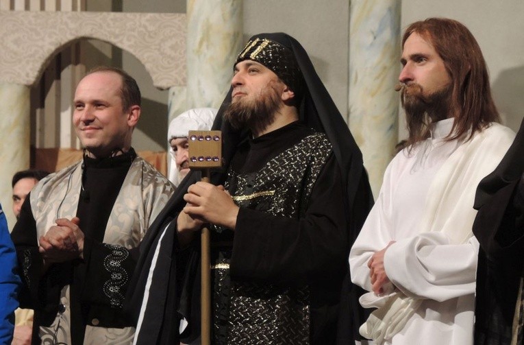 Trzej duszpasterze w Beskidzkiej Pasji (od lewej): ks. Jerzy Łukowicz jako Nikodem, ks. Jacek Moskal - Kajfasz i ks. Grzegorz Kierpiec - Jezus