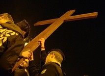 Krzyż podczas nabożeństwa nieśli reprezentanci wielu środowisk zaangażowanych w promowanie chrześcijańskich wartości