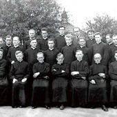 Ks. Kazimierz Wiecheć (siedzi pierwszy od lewej) zgromadził w Płaszowie wokół siebie wielu współbraci.