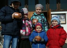 Wiele dzieci "Chleb dobroci" włoży do wielkanocnego koszyczka
