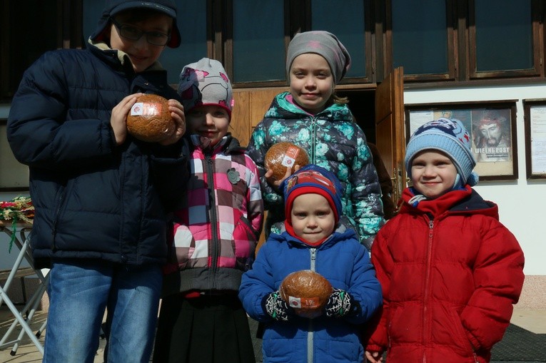 Wiele dzieci "Chleb dobroci" włoży do wielkanocnego koszyczka
