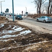 ▲	Każdy udający się samochodem na lotnisko przejeżdża przez pozostałości po torowisku. W tle widoczna wieża kontroli lotów.