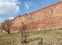 ▲	Mury obronne Żor od ul. Ogrodowej – widok obecny.