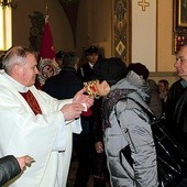 Po Eucharystii relikwie męczennika podawał do ucałowania ks. Roman Kuna.