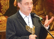 Robert Grudzień  ze statuetką Angelus.
