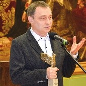 Robert Grudzień  ze statuetką Angelus.