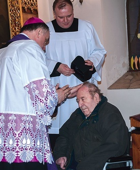 Błogosławieństwa zacnemu jubilatowi udzielił w dniu 90. urodzin bp Krzysztof Włodarczyk.