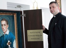 ▲	– Chciałbym, aby młodzi podeszli blisko do swojego patrona, aby choćby przez chwilę pomodlili się od serca – mówi ks. Krzysztof Ruciński.
