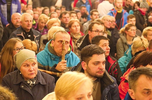 	Tłumy uczestników EDK błogosławił bp Roman Pindel.