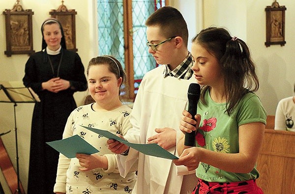 Dzieci z radością odczytały modlitwę zawierzenia miejsca, które kochają, nowemu patronowi.