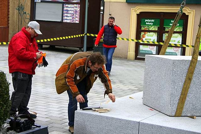 Instalacja figury św. Michała na lubińskim rynku