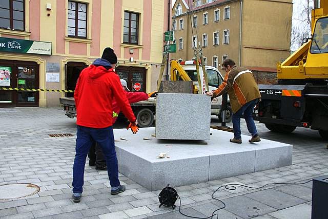 Instalacja figury św. Michała na lubińskim rynku