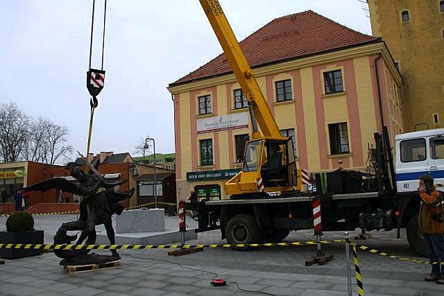 Instalacja figury św. Michała na lubińskim rynku